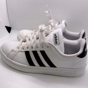 Women’s classic Adidas. Very minimum wear and taken care of.